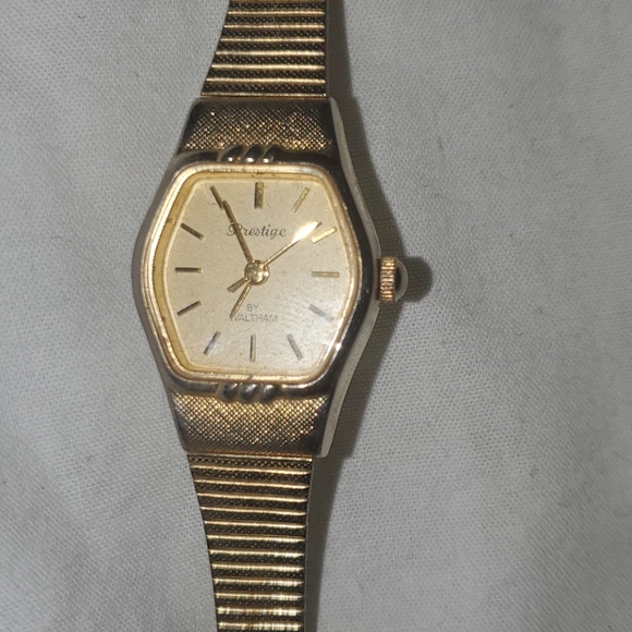 Gold tone Prestige by Waltham - Picture 2 of 7